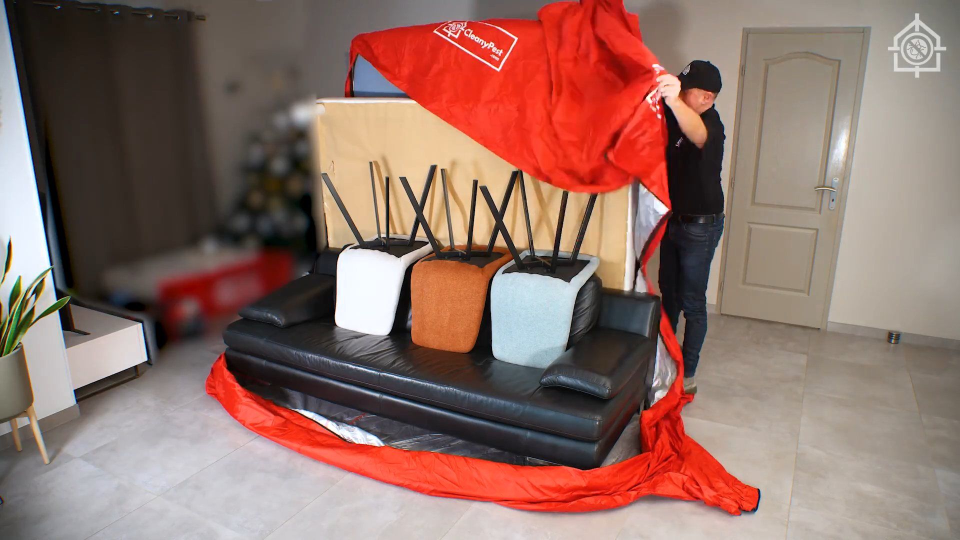 Tente chauffante CleanyPest XXL montee dans une chambre pour traiter les punaises de lit