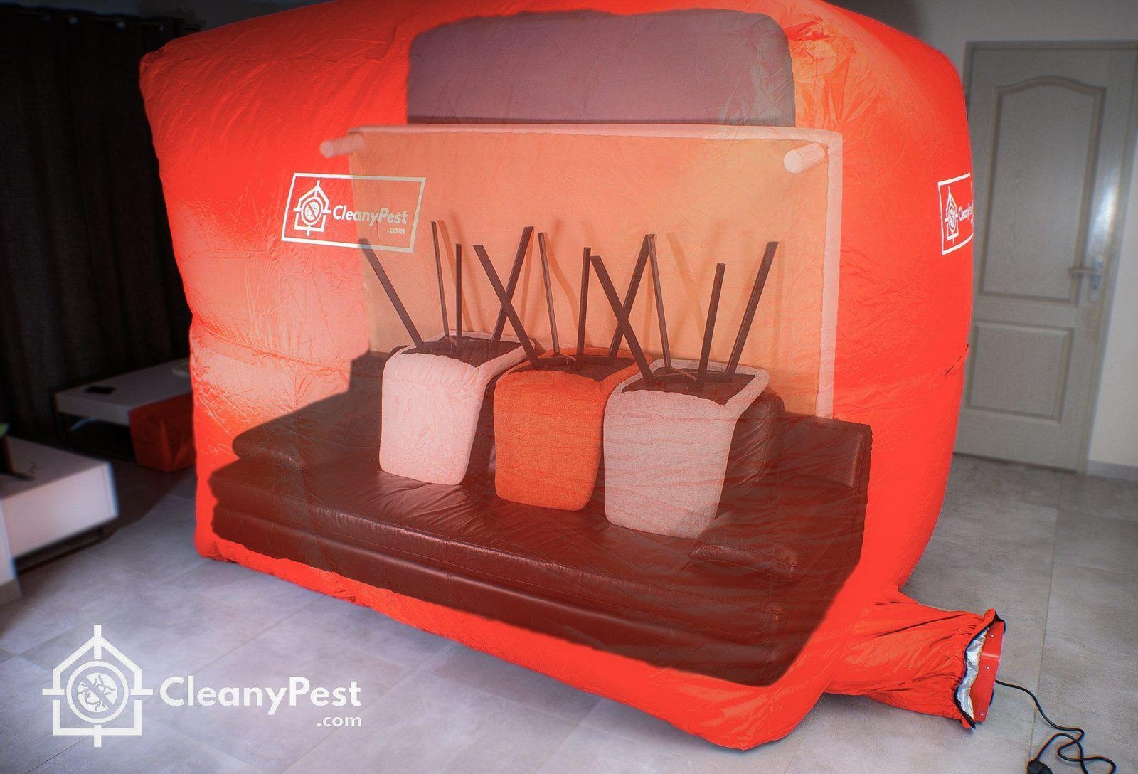 Meubles placés dans la tente chauffante CleanyPest XXL pour un traitement thermique des insectes du bois