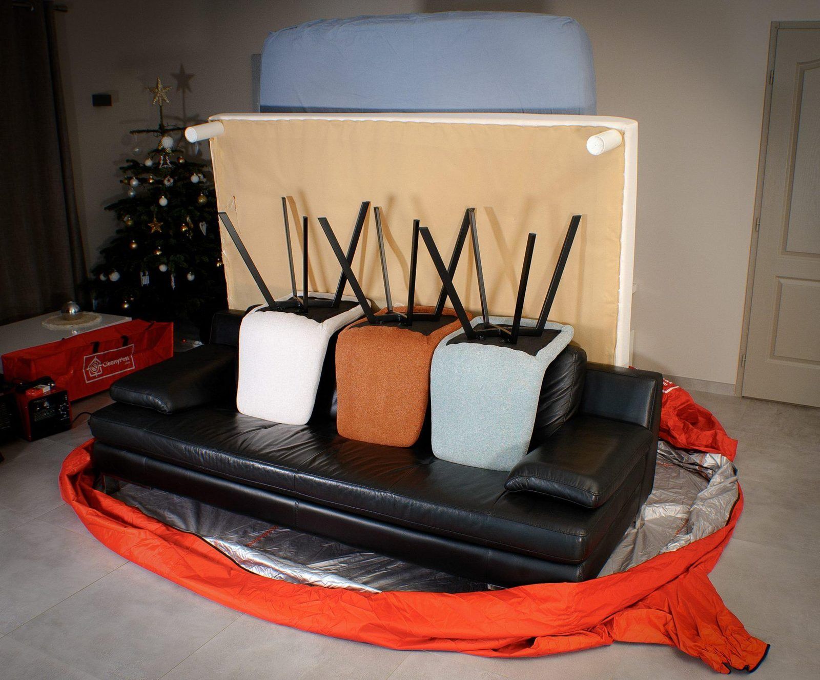 Canapé, sommier et chaises installés dans la tente CleanyPest pour un traitement thermique anti punaises de lit