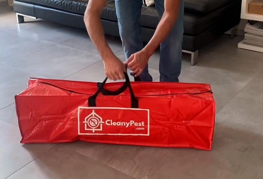 Le sac de la tente CleanyPest porté par une personne