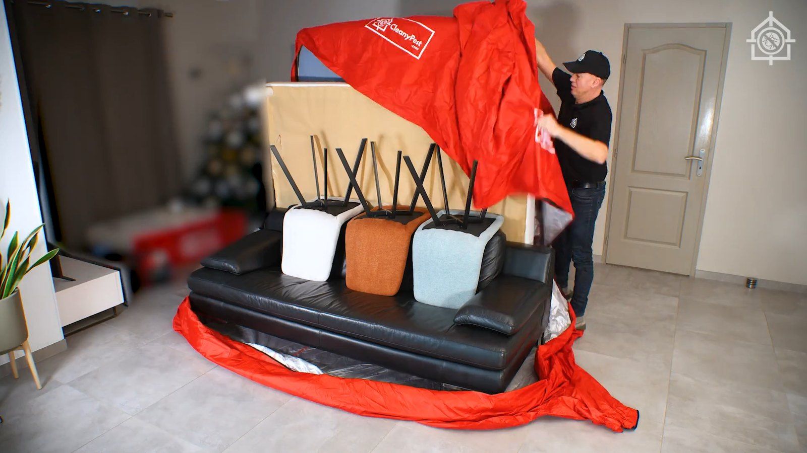 La tente CleanyPest XXL posée sur un canapé et des chaises avant la chauffe
